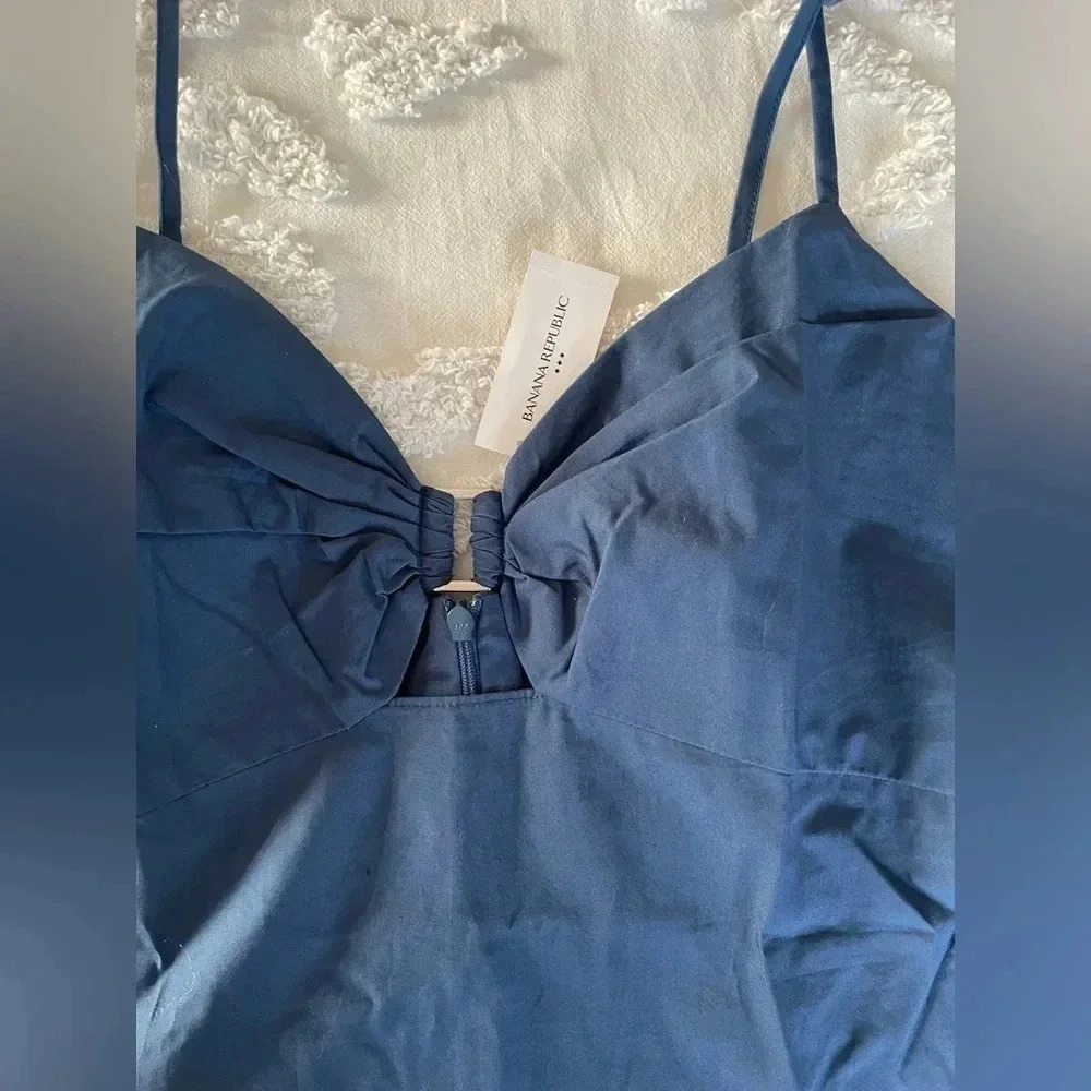 Banana Republic Cut-Out V-Neck Cami - Picture 4 of 12